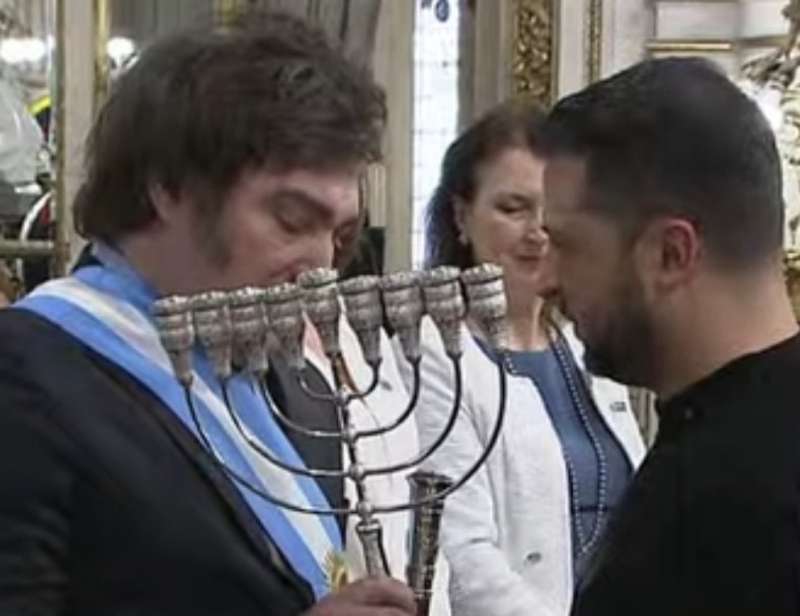 javier milei regala una menorah a volodymyr zelensky