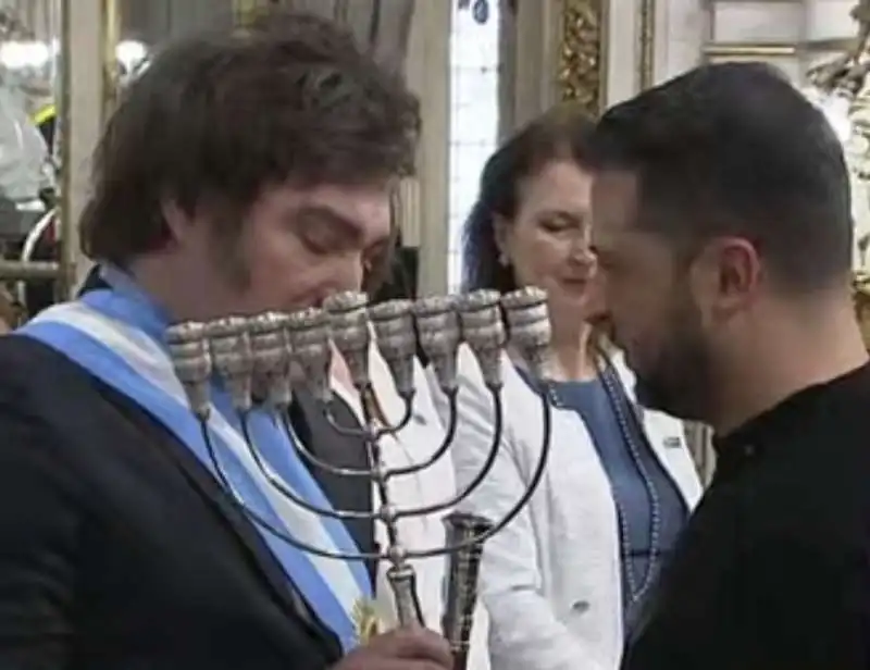 javier milei regala una menorah a volodymyr zelensky 