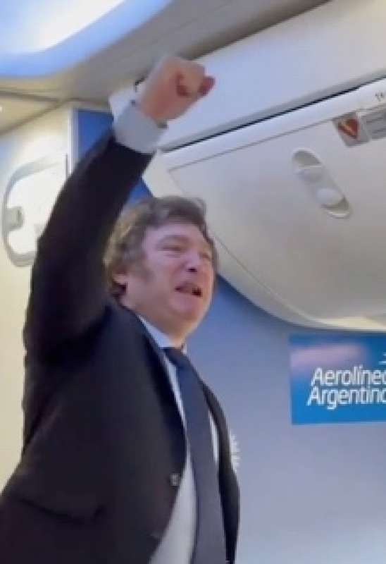 JAVIER MILEI URLA VIVA LA LIBERTAD CARAJO IN AEREO