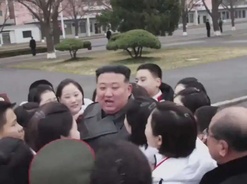 kim jong un assaltato da ragazze   1