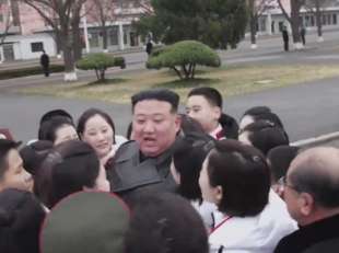 kim jong un assaltato da ragazze 1