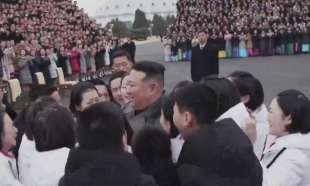 kim jong un assaltato da ragazze 2