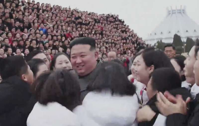 kim jong un assaltato da ragazze 3