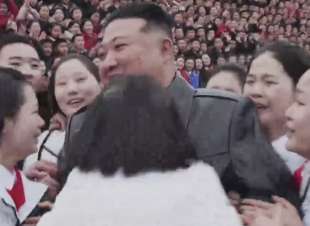 kim jong un assaltato da ragazze 4