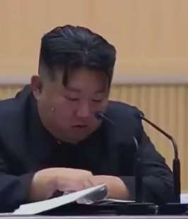 kim jong un in lacrime per il calo delle nascite