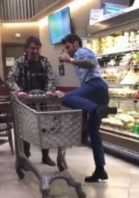 la festa di fedez al supermercato 2