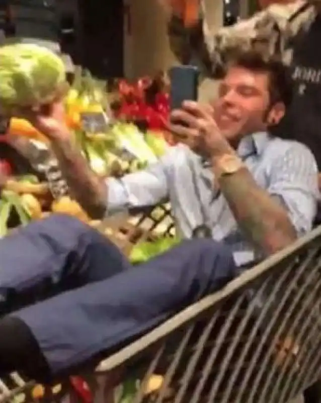 la festa di fedez al supermercato 3