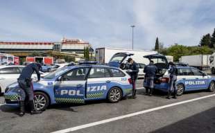 LA POLIZIA ALL AREA DI SERVIZIO BISENZIO EST DOPO L ACCOLTELLAMENTO DI UNA DONNA