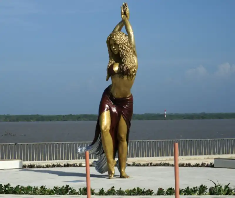 la statua di shakira a Barranquilla 