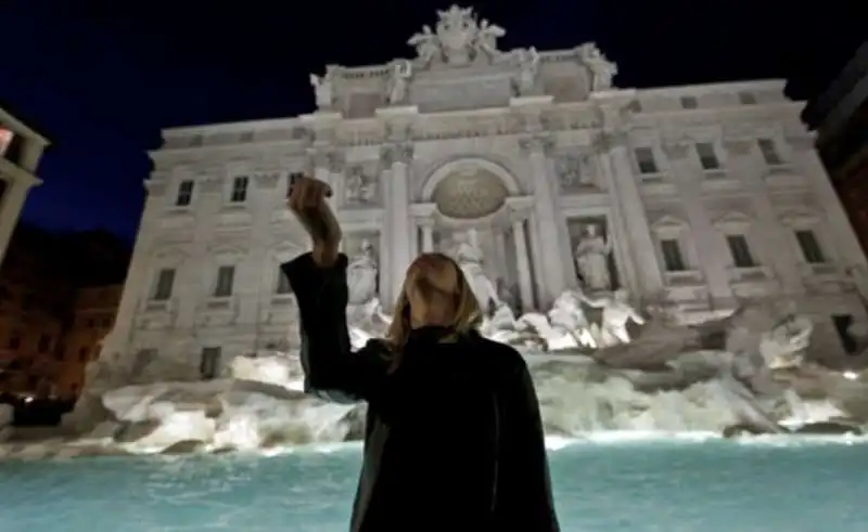 lancio monetina fontana di trevi   3