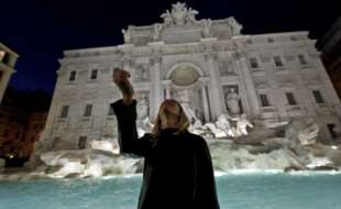 lancio monetina fontana di trevi 3