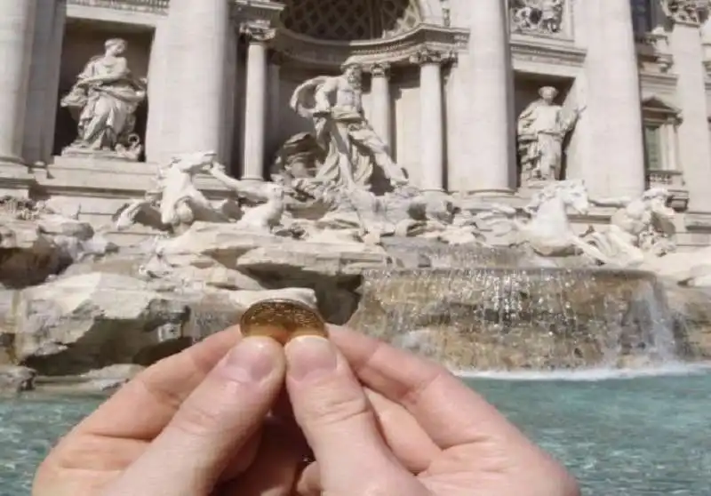 lancio monetina fontana di trevi   5