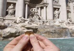 lancio monetina fontana di trevi 5