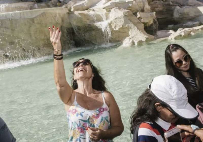 lancio monetina fontana di trevi 6