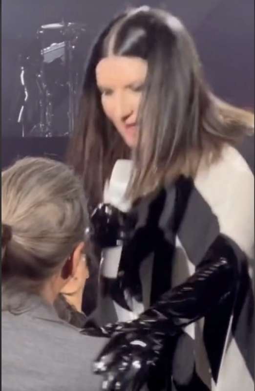 laura pausini cazzia uno spettatore 2