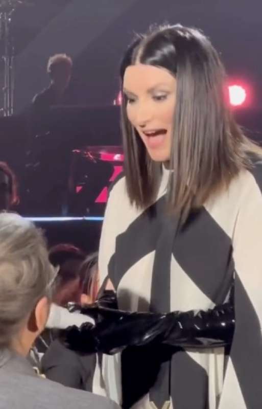 laura pausini cazzia uno spettatore 4