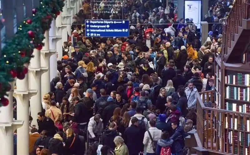 londra   caos alla stazione di st pancras per l allagamento del tunnel eurostar 