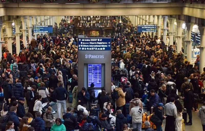 londra caos alla stazione di st pancras per l allagamento del tunnel eurostar 2