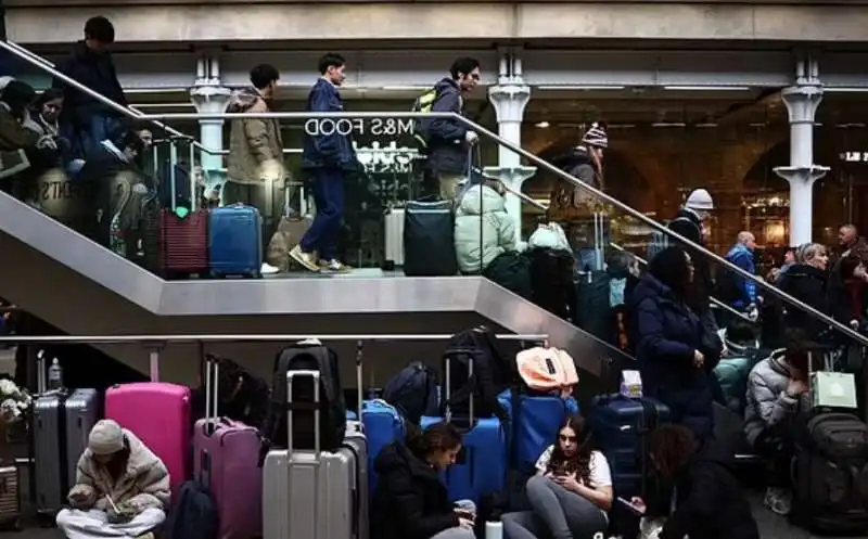 londra   caos alla stazione di st pancras per l allagamento del tunnel eurostar 6