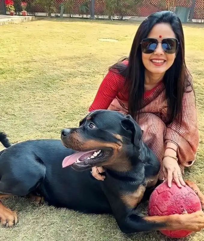 mahua moitra e il suo cane 