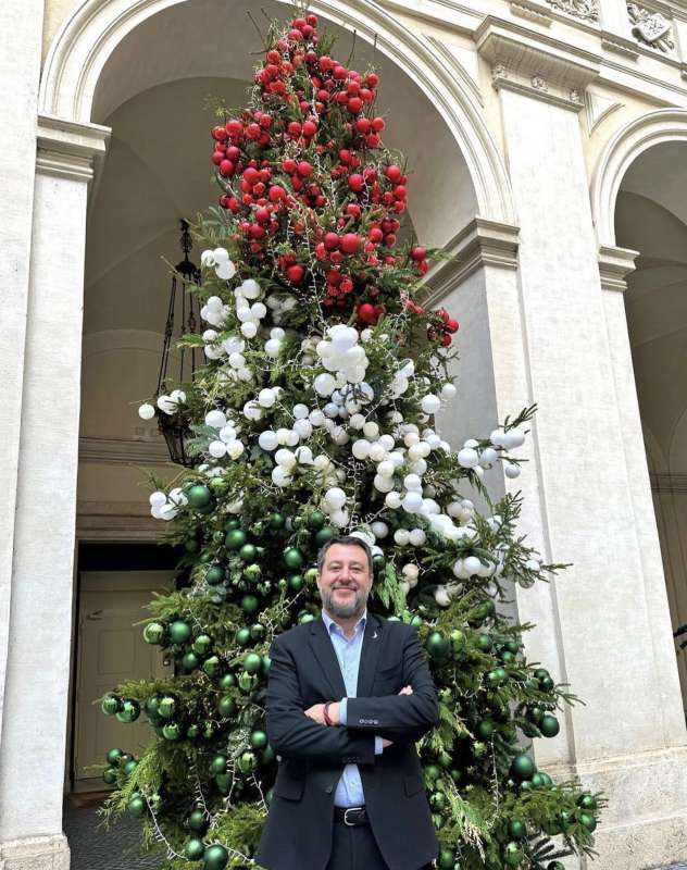 MATTEO SALVINI CON ALBERO DI NATALE TRICOLORE