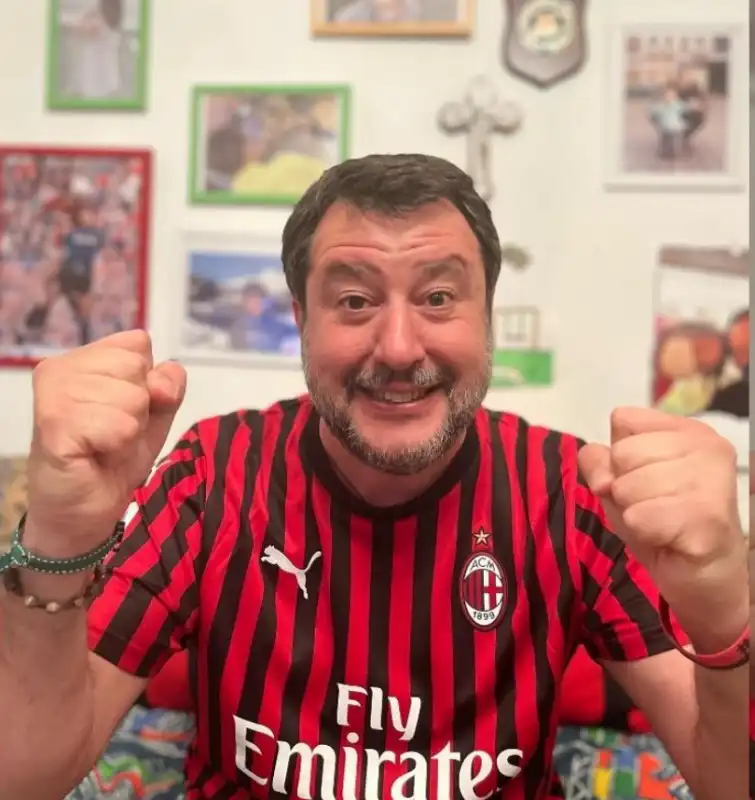 matteo salvini con la maglia del milan