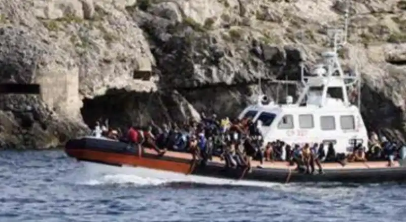 MIGRANTI SBARCATI A LAMPEDUSA A NATALE