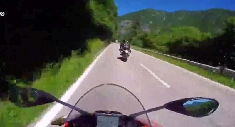 motociclisti gareggiano a 230 all ora in auostrada 1