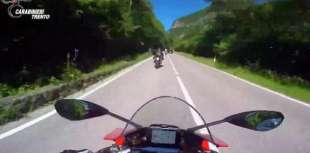 motociclisti gareggiano a 230 all ora in auostrada 2