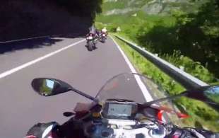 motociclisti gareggiano a 230 all ora in auostrada 4