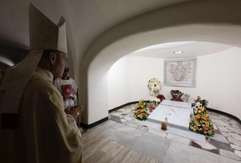 padre georg gaenswein davanti alla tomba di ratzinger 1