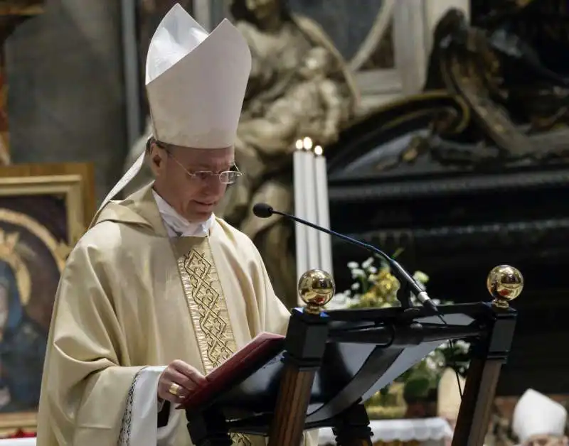 padre georg gaenswein  alla messa in memoria di ratzinger   2