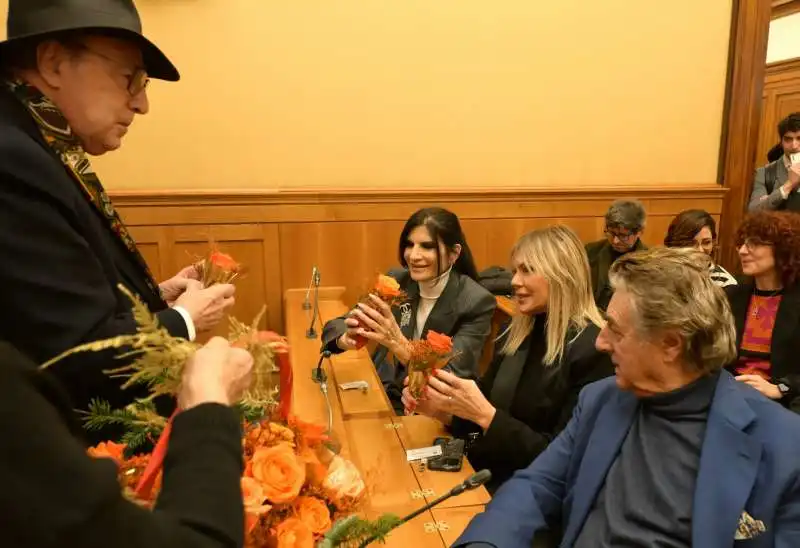 pier francesco pingitore dona una rosa alle artiste del bagaglino  foto di bacco