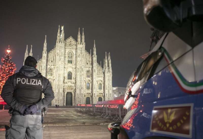 POLIZIA A PIAZZA DEL DUOMO - NATALE