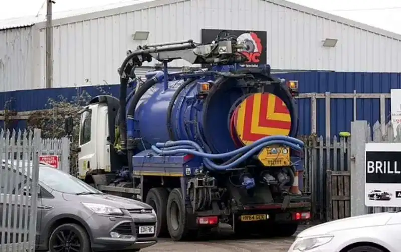 pompe per drenare l'acqua nel tunnel eurostar 