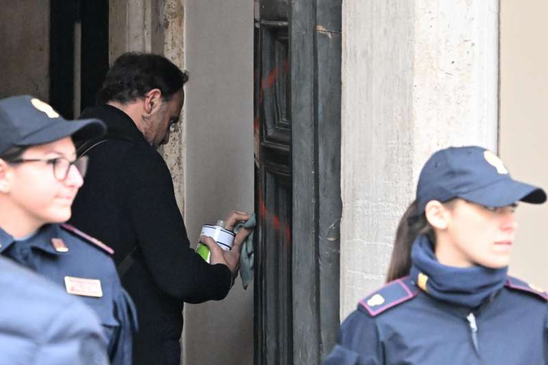 portone di palazzo chigi imbrattato