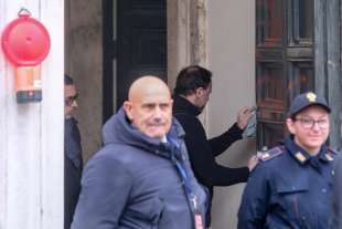 portone di palazzo chigi imbrattato