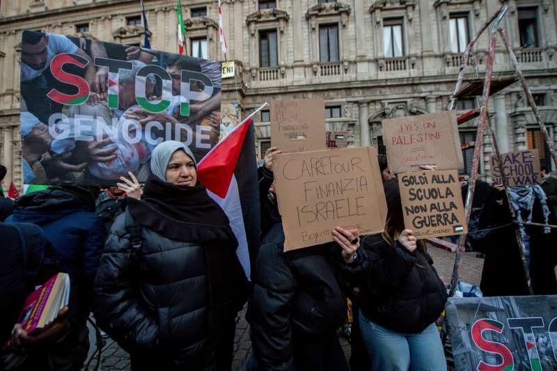 proteste davanti alla scala 1