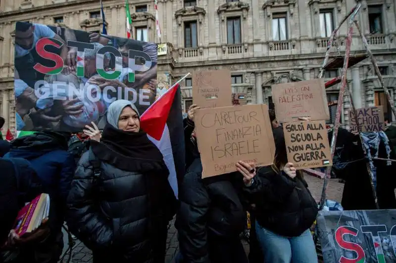 proteste davanti alla scala   1