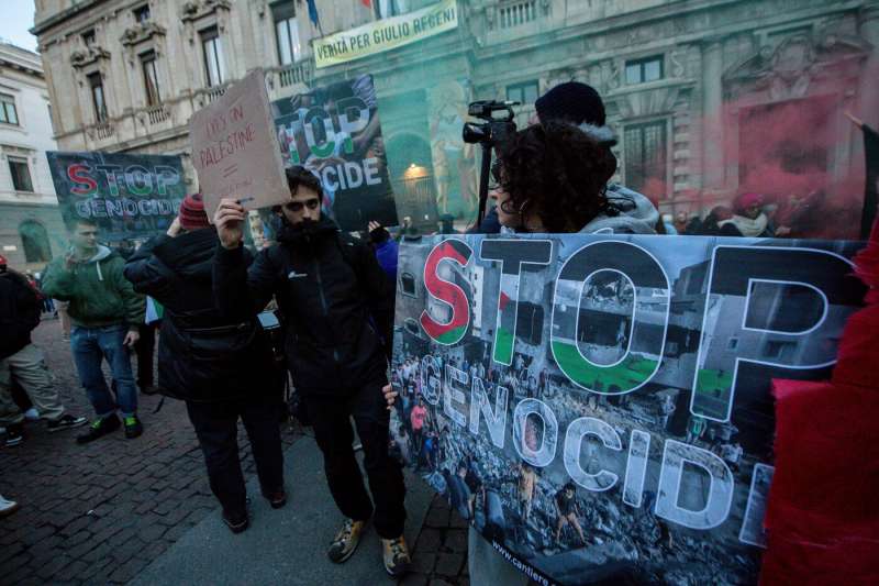 proteste davanti alla scala 10