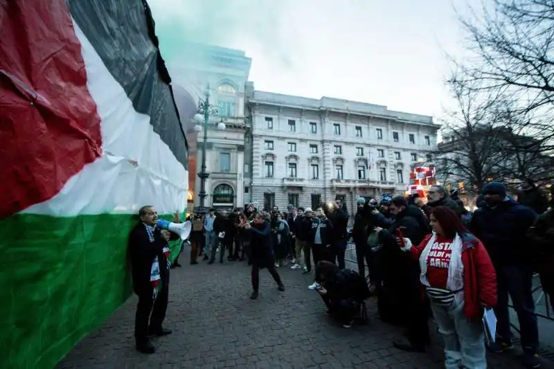 proteste davanti alla scala   11