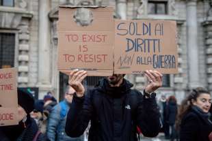 proteste davanti alla scala 5