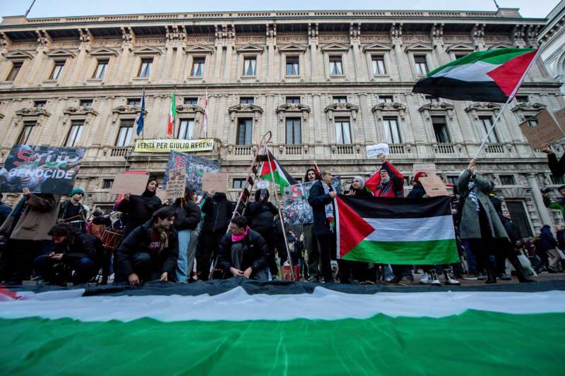 proteste davanti alla scala 6