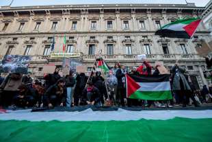 proteste davanti alla scala 6