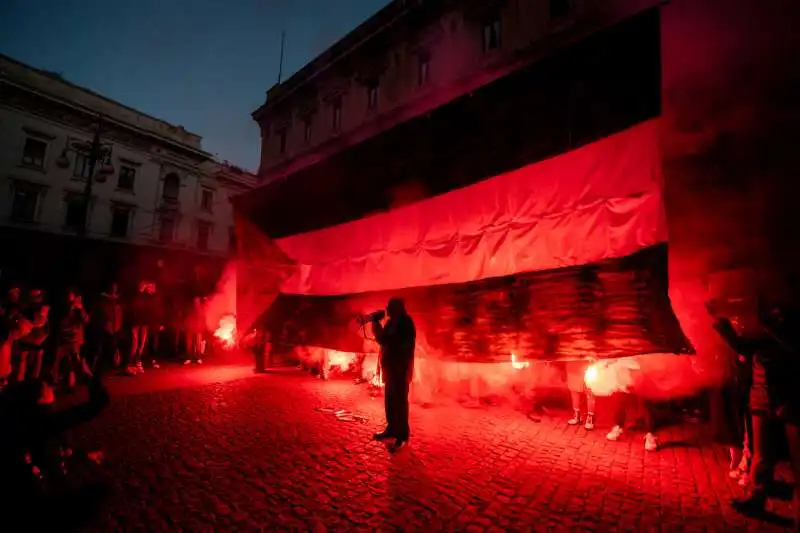 proteste davanti alla scala   7