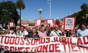 PROTESTE IN ARGENTINA CONTRO IL DECRETO DI DEREGULATION VOLUTO DA JAVIER MILEI