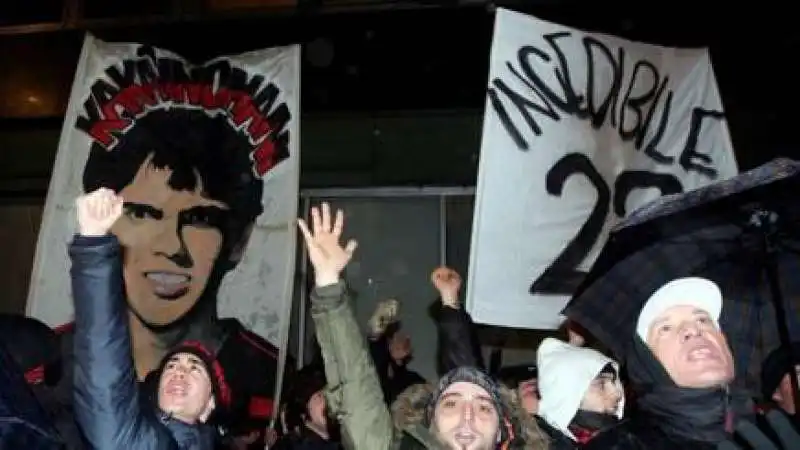 proteste tifosi milan per kaka al city 