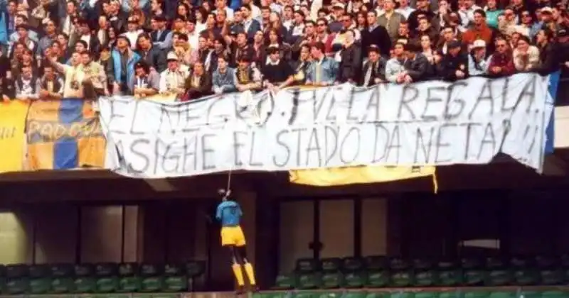 proteste tifosi verona contro maickel ferrier 