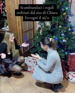 ragazze fanno finta di scartare i regali comprati da chiara ferragni 1