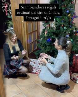 ragazze fanno finta di scartare i regali comprati da chiara ferragni 2